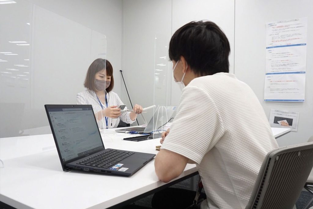 オフィスで久しぶりに対面し、個別で業務相談